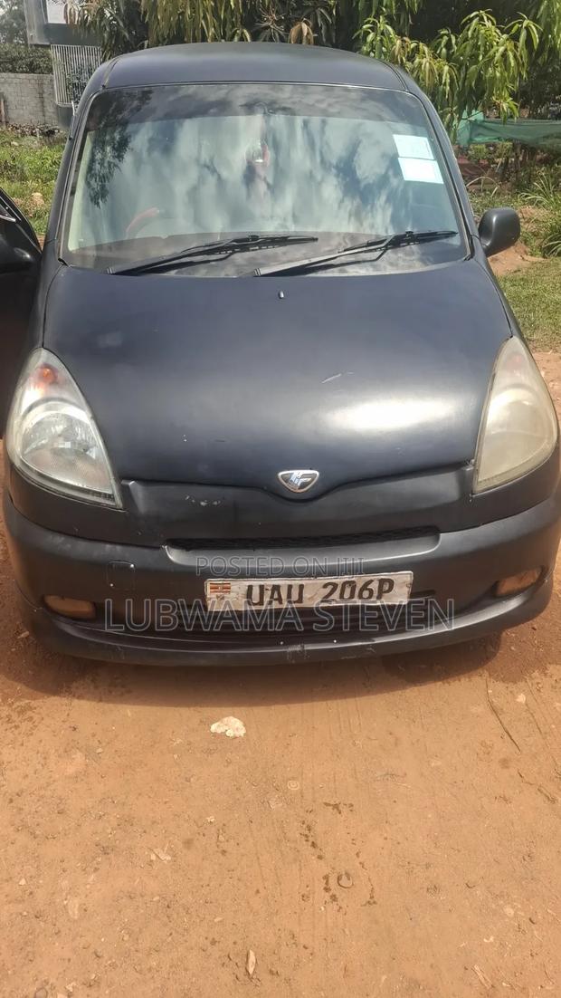 Toyota Fun Cargo 2004 Black
