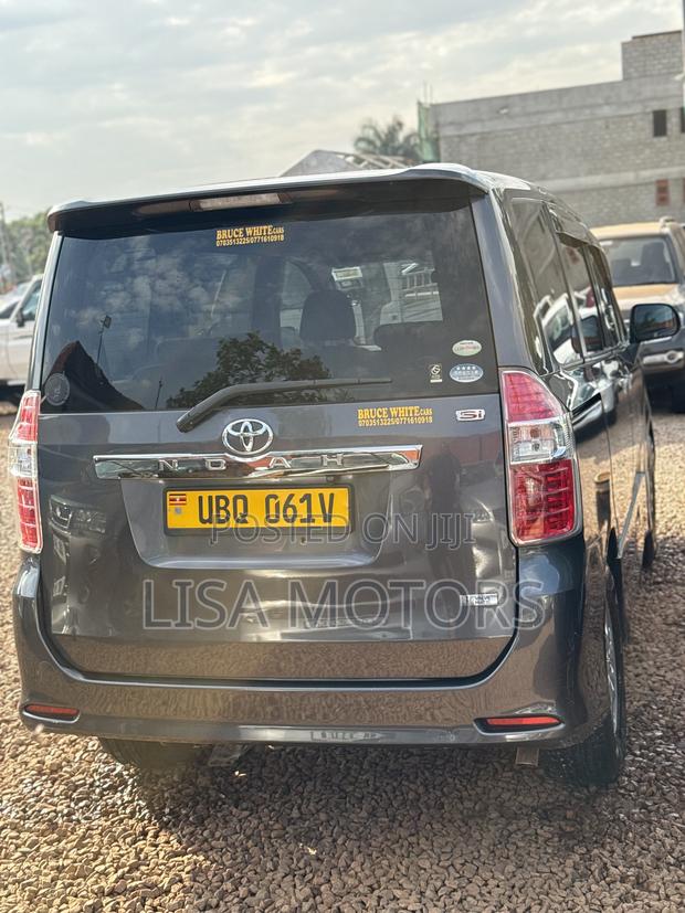 Toyota Noah 2.0 143hp AWD (8 Seater) 2008 Gray