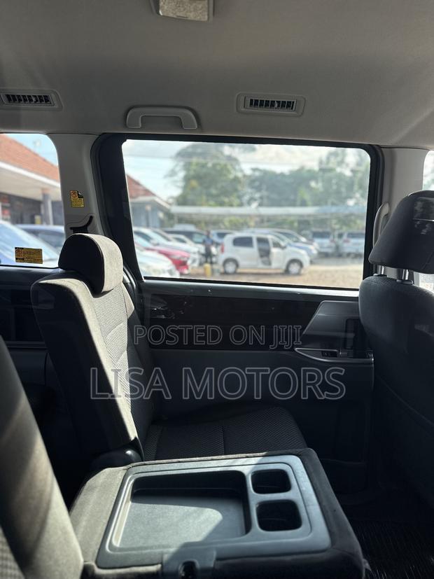 Toyota Noah 2.0 143hp AWD (8 Seater) 2008 Gray