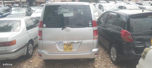 Toyota Noah 2006 Silver