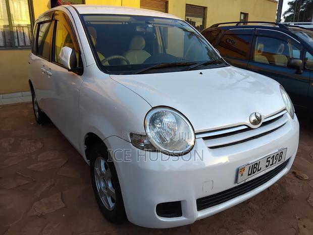 Toyota Sienta 2010 White