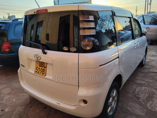 Toyota Sienta 2010 White