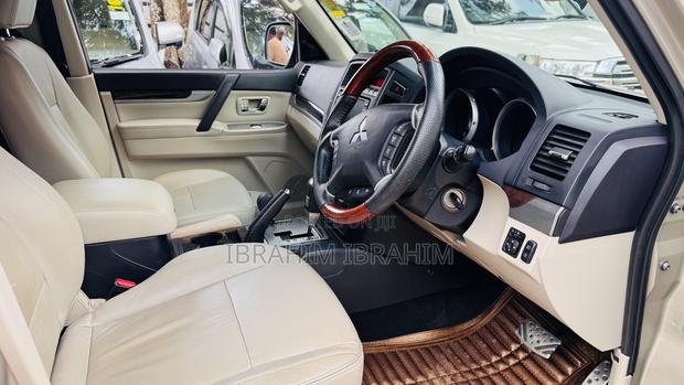 Mitsubishi Pajero 2011 Gold
