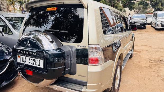 Mitsubishi Pajero 2011 Gold
