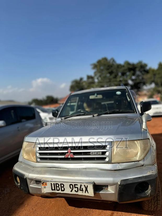 Mitsubishi Pajero 2000 Silver