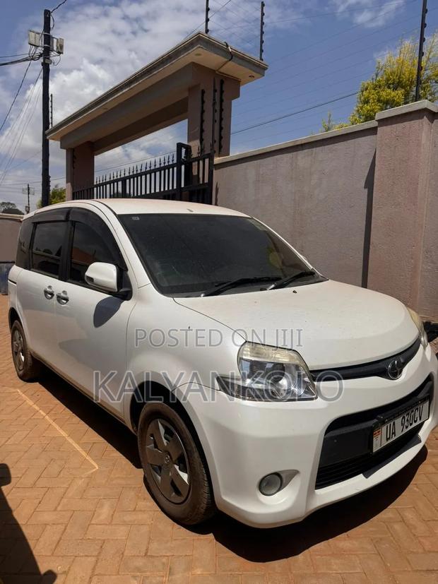 Toyota Sienta 2015 Silver