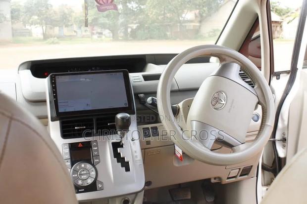 Toyota Noah 2.0 143hp FWD (8 Seater) 2010 White