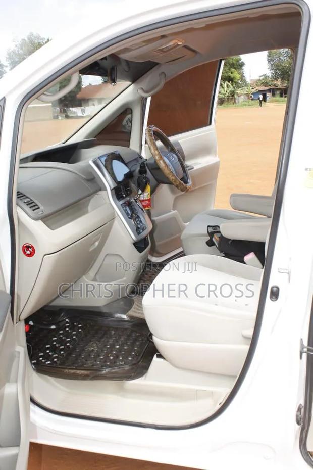 Toyota Noah 2.0 143hp FWD (8 Seater) 2010 White