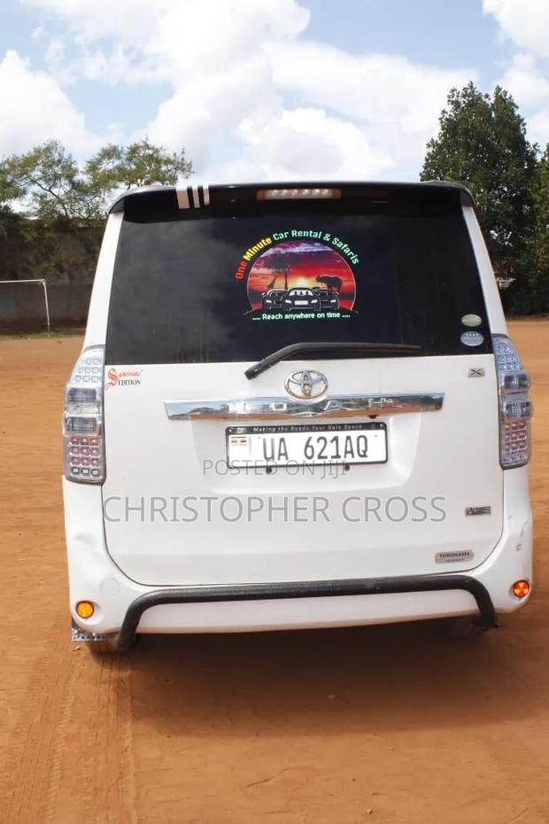Toyota Noah 2.0 143hp FWD (8 Seater) 2010 White