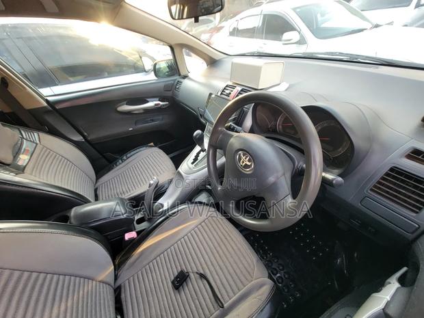 Toyota Auris 2009 Silver