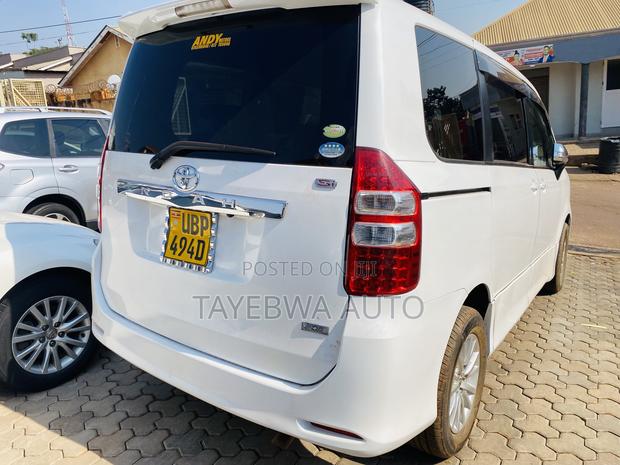 Toyota Noah 2011 White