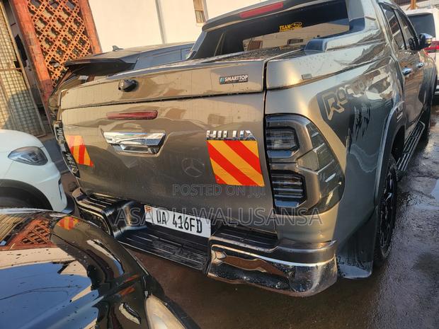 Toyota Hilux 2017 Gray