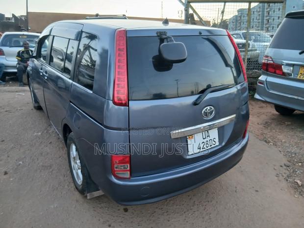 Toyota ISIS 2007 Gray