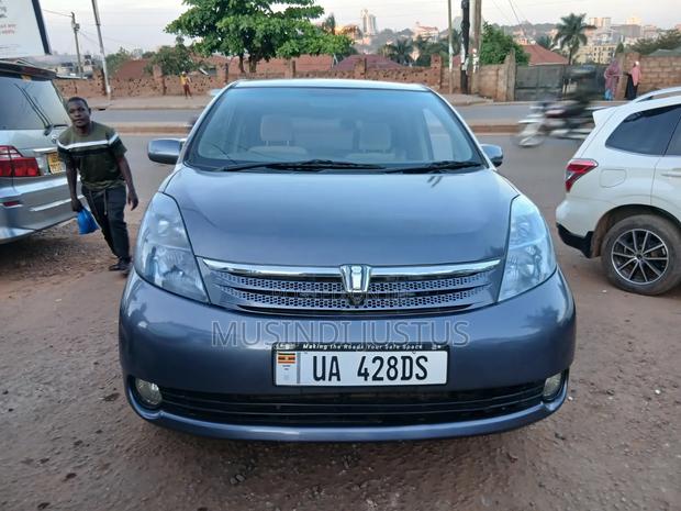 Toyota ISIS 2007 Gray