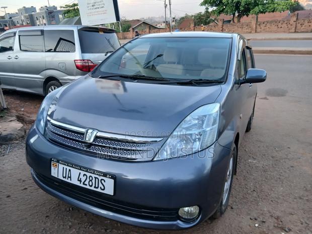 Toyota ISIS 2007 Gray