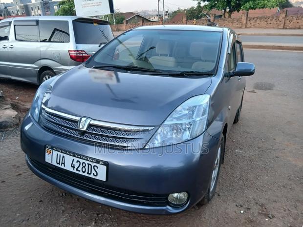 Toyota ISIS 2007 Gray