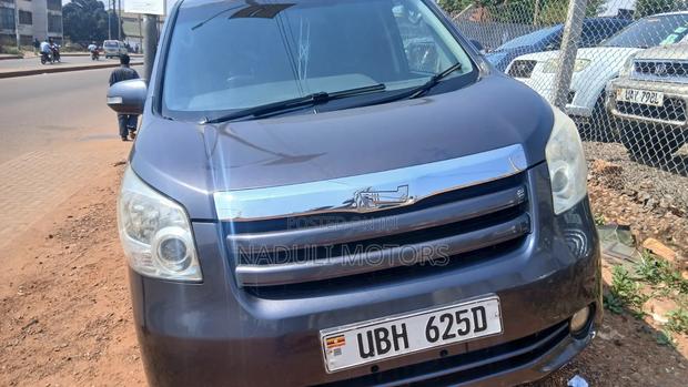 Toyota Noah 2012 Gray