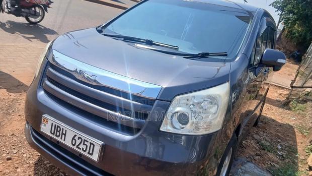 Toyota Noah 2012 Gray