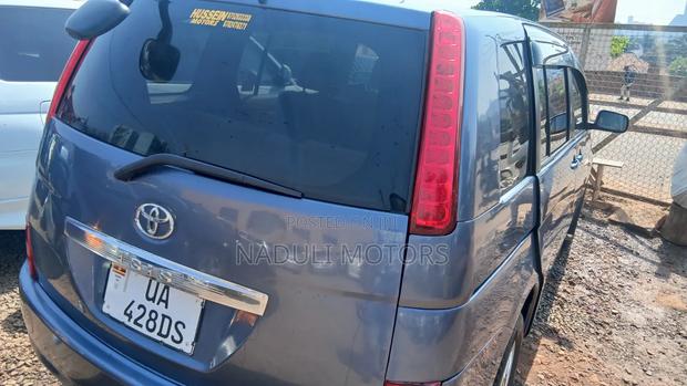 Toyota ISIS 2009