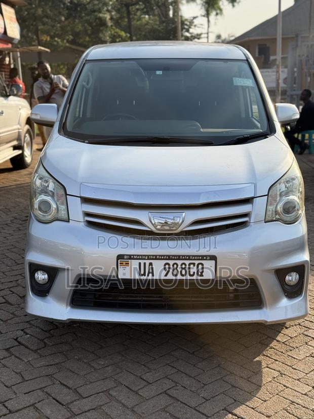 Toyota Noah 2.0 143hp AWD (8 Seater) 2010 Silver