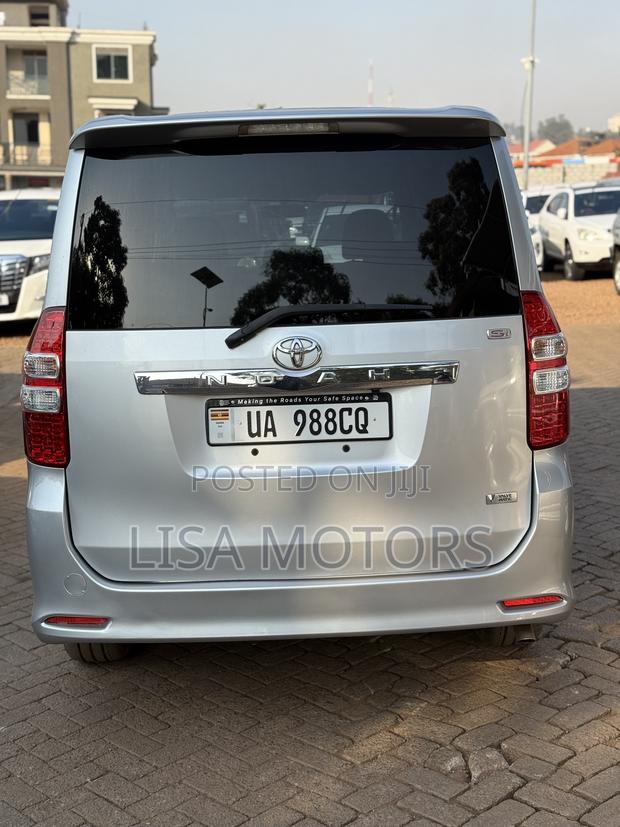 Toyota Noah 2.0 143hp AWD (8 Seater) 2010 Silver