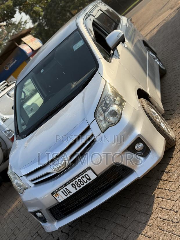 Toyota Noah 2.0 143hp AWD (8 Seater) 2010 Silver
