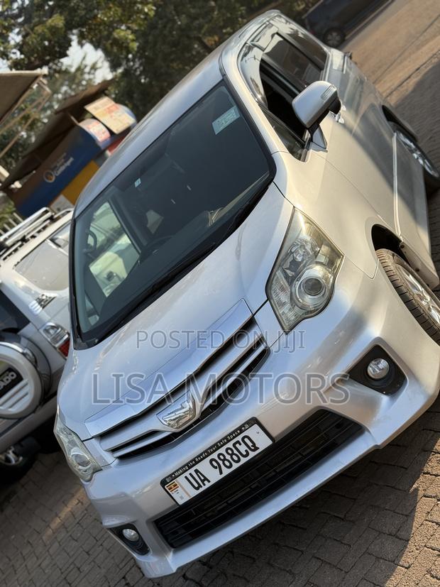 Toyota Noah 2.0 143hp AWD (8 Seater) 2010 Silver