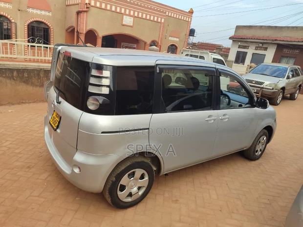 Toyota Sienta 2009 Silver