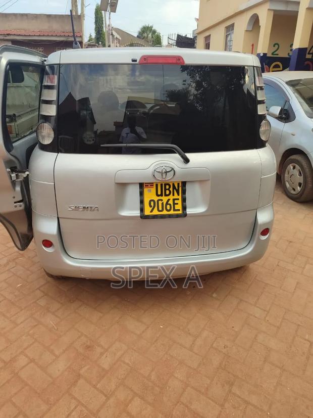 Toyota Sienta 2009 Silver