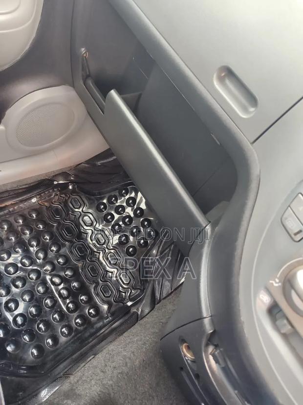 Toyota Sienta 2009 Silver