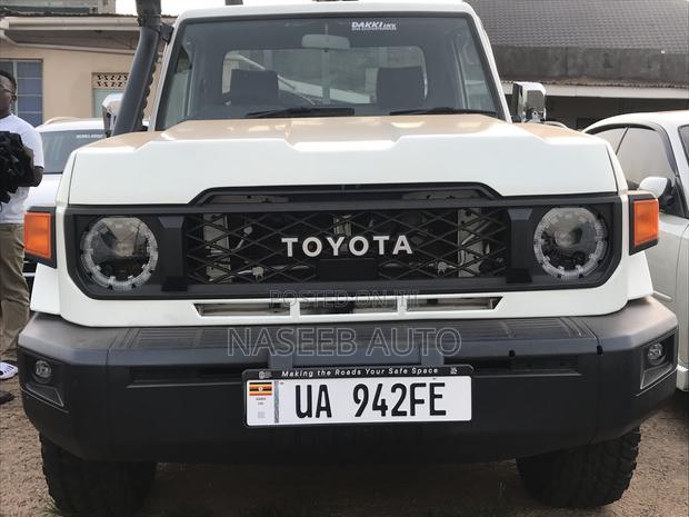 Toyota Hilux 2025 White