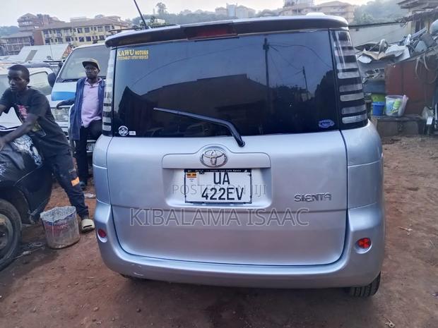 Toyota Sienta 2003 Silver