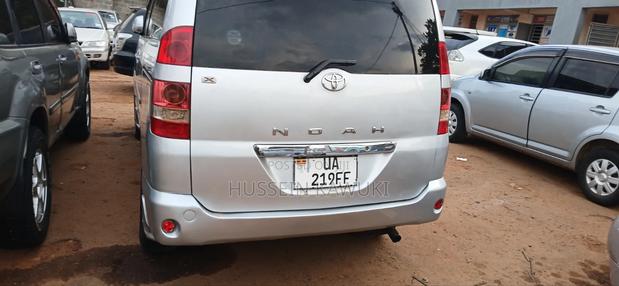 Toyota Noah 2006 Silver