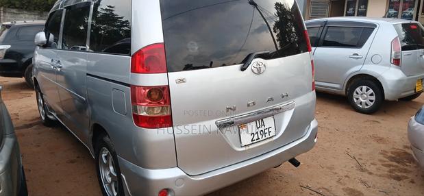 Toyota Noah 2006 Silver