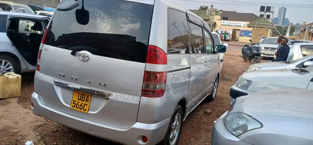 Toyota Noah 2004 Silver