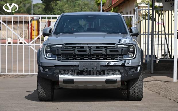 Ford E-150 2018 Silver