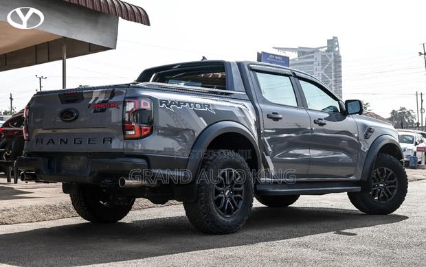 Ford E-150 2018 Silver