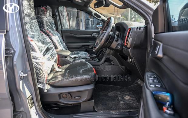 Ford E-150 2018 Silver