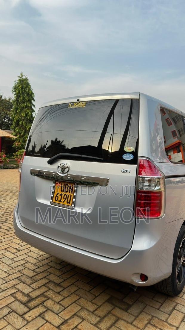 Toyota Noah 2.0 143hp FWD (8 Seater) 2011 Blue