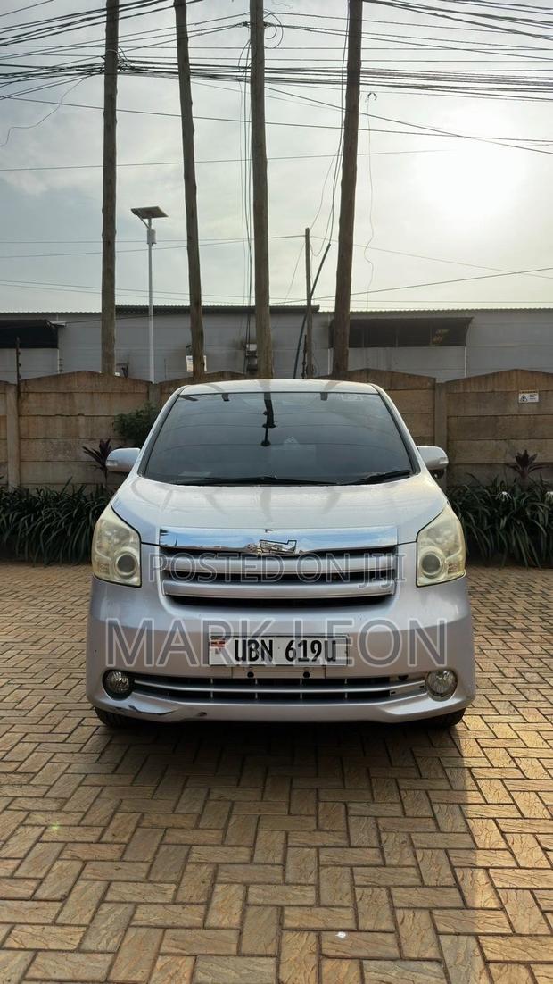 Toyota Noah 2.0 143hp FWD (8 Seater) 2011 Blue