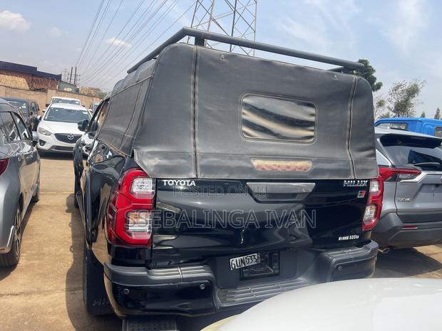 Toyota Hilux 2022 Black