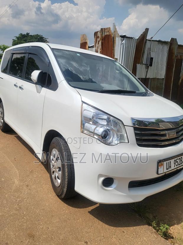 Toyota Noah 2012 White