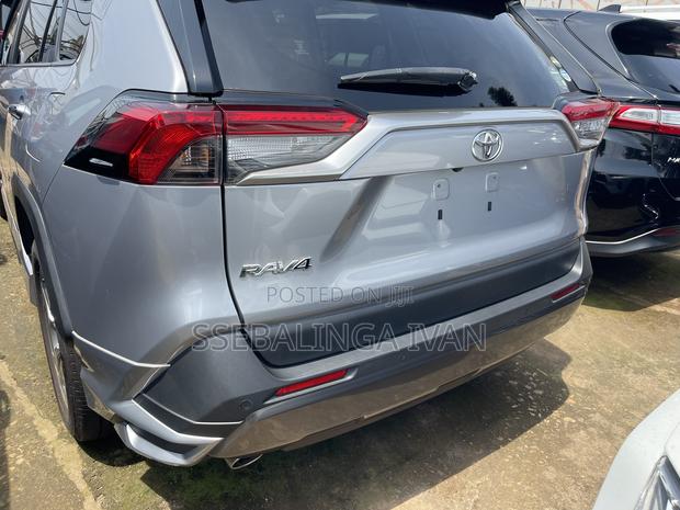 Toyota RAV4 2021 Silver