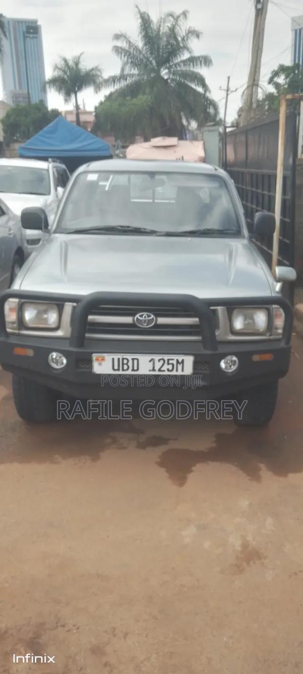 Toyota Hilux 2001 Gray