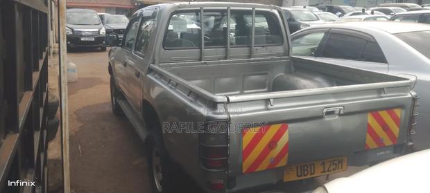 Toyota Hilux 2001 Gray