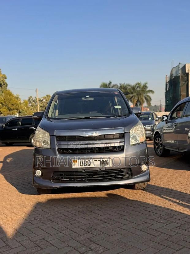 Toyota Noah 2010 Black