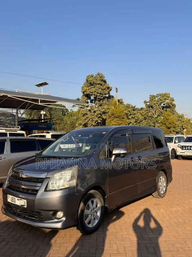 Toyota Noah 2010 Black