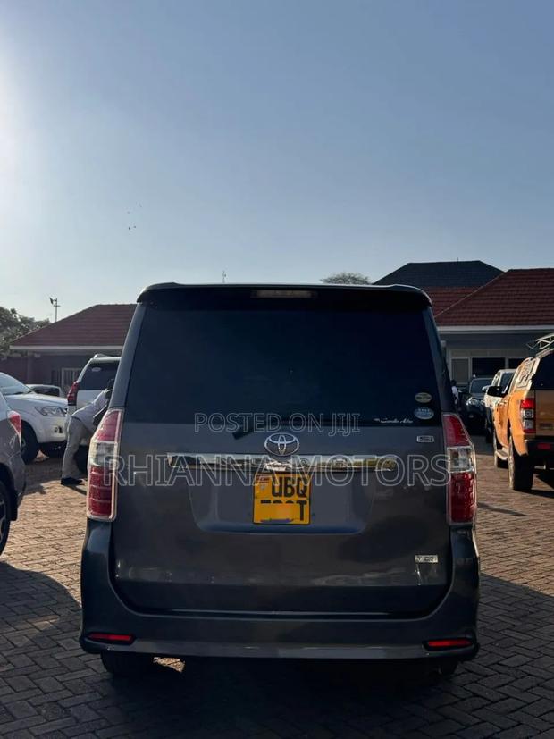 Toyota Noah 2010 Black