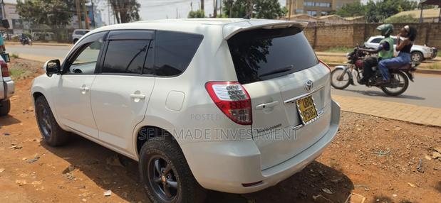 Toyota Vanguard 2011 White