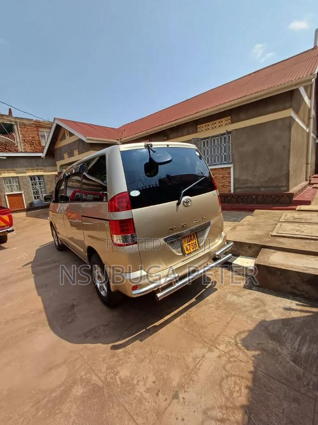 Toyota Noah 2004 Gold
